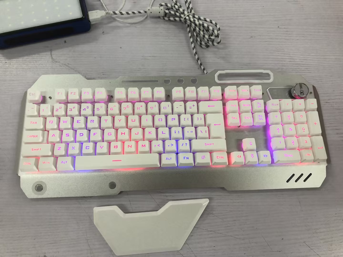 Clavier de jeu ergonomique avec support de téléphone rétroéclairé rvb