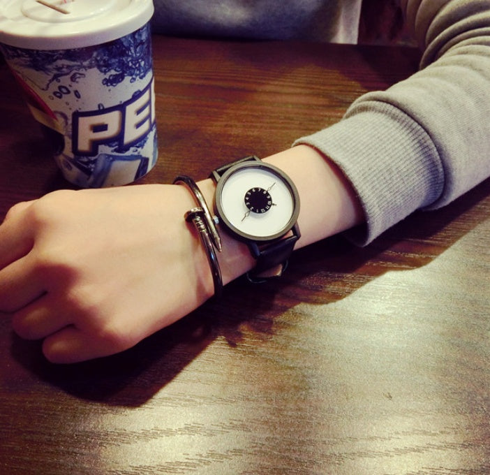Version coréenne Regarder étudiants de mode féminine nouvelle platine personnalité créative ceinture amoureux noir et blanc un simple quartz montre
