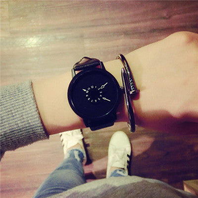 Version coréenne Regarder étudiants de mode féminine nouvelle platine personnalité créative ceinture amoureux noir et blanc un simple quartz montre
