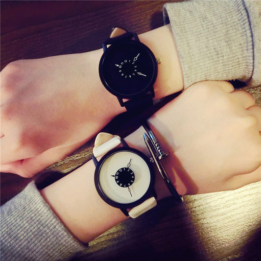 Version coréenne Regarder étudiants de mode féminine nouvelle platine personnalité créative ceinture amoureux noir et blanc un simple quartz montre