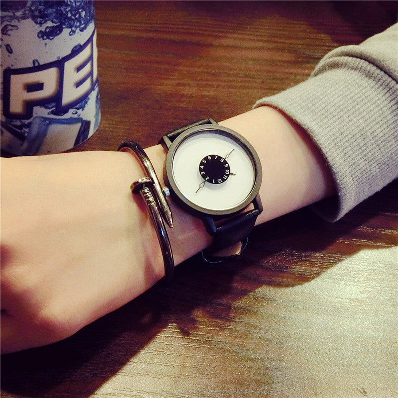 Version coréenne Regarder étudiants de mode féminine nouvelle platine personnalité créative ceinture amoureux noir et blanc un simple quartz montre