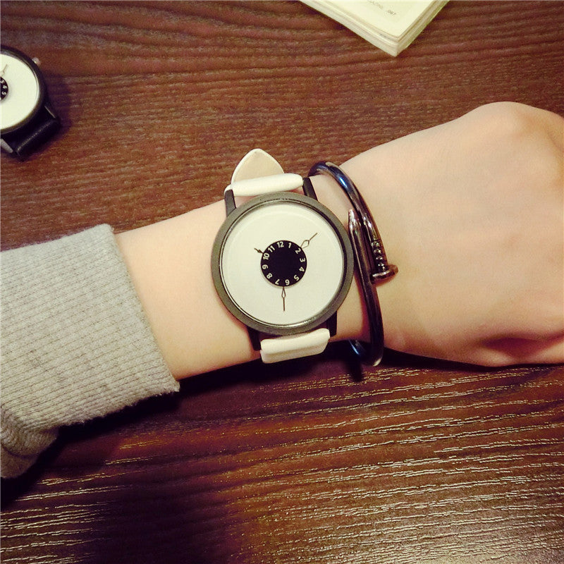 Version coréenne Regarder étudiants de mode féminine nouvelle platine personnalité créative ceinture amoureux noir et blanc un simple quartz montre