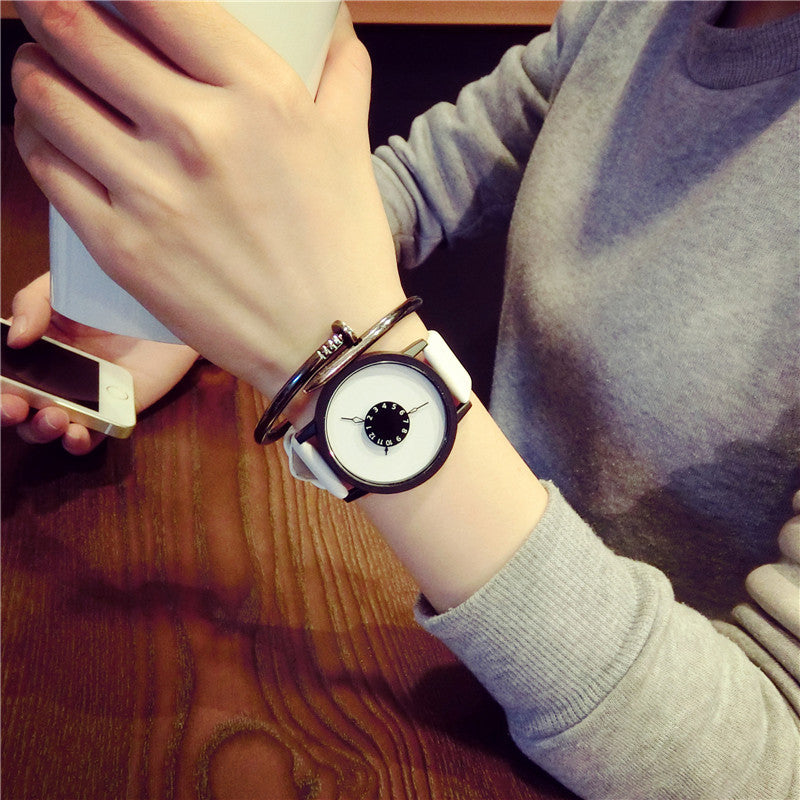 Version coréenne Regarder étudiants de mode féminine nouvelle platine personnalité créative ceinture amoureux noir et blanc un simple quartz montre
