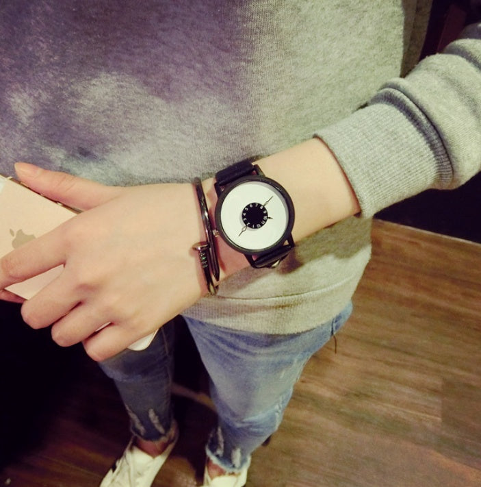 Version coréenne Regarder étudiants de mode féminine nouvelle platine personnalité créative ceinture amoureux noir et blanc un simple quartz montre