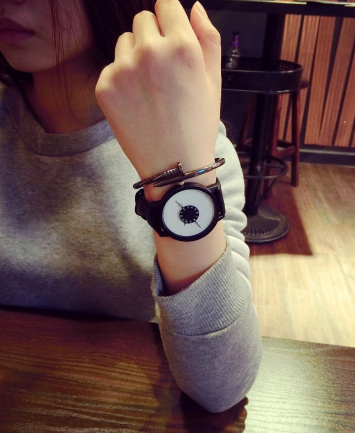 Version coréenne Regarder étudiants de mode féminine nouvelle platine personnalité créative ceinture amoureux noir et blanc un simple quartz montre
